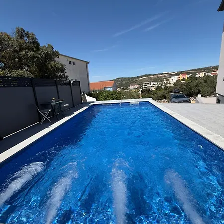 Apartment Lucija With Pool Ražanj